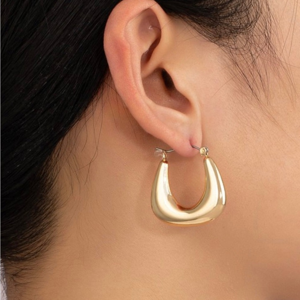 U puffy shape gold plated earrings earrings (has small blemish) - Picture 5 of 5